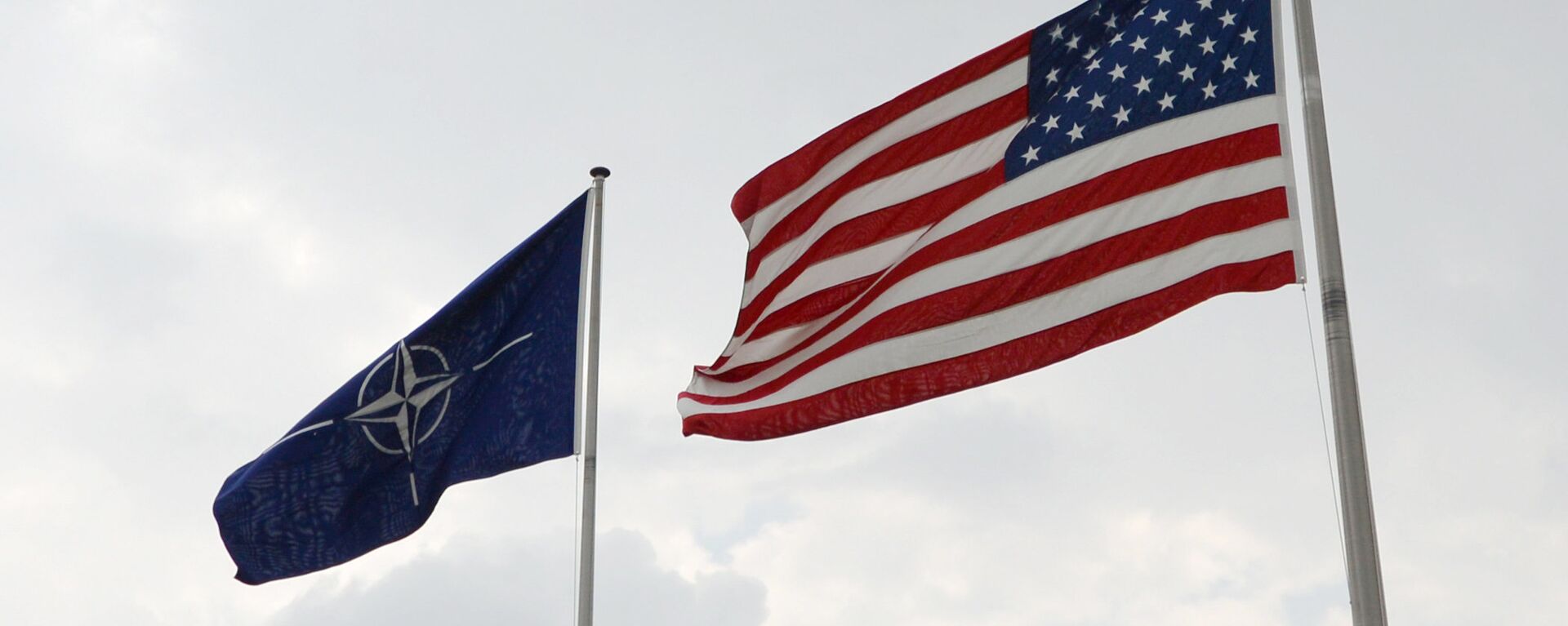 Banderas de EEUU y la OTAN en la sede de la alianza atlántica en Bruselas - Sputnik Mundo, 1920, 21.03.2022