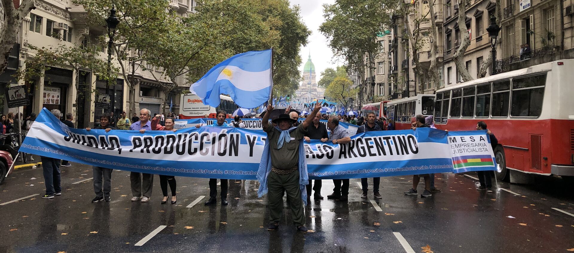 Los argentinos marcharon por la Plaza de Mayo en protesta por la precaria situación económica del país - Sputnik Mundo, 1920, 27.08.2019