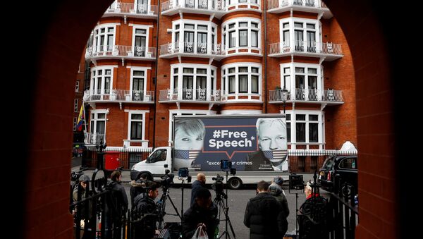 Retrato de Julian Assange cerca de la Embajada de Ecuador en Londres - Sputnik Mundo