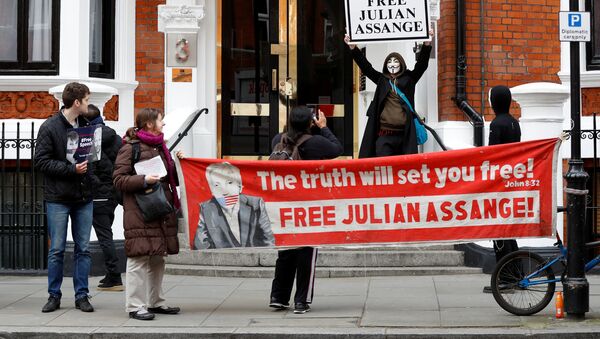 Protesta de los defensores del fundador de Wikileaks, Julian Assange, ante la Embajada de Ecuador en Londres, Reino Unido - Sputnik Mundo