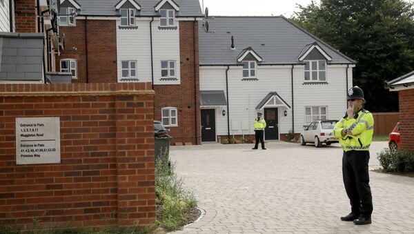 British police officers stand outside a residential property in Amesbury, England, Wednesday, July 4, 2018 - Sputnik Mundo