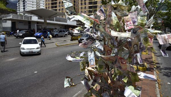Un árbol de los billetes de bolívares, moneda nacional de Venezuela - Sputnik Mundo