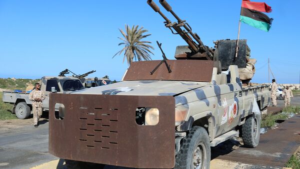 Un vehículo militar en las afueras de Trípoli, Libia - Sputnik Mundo