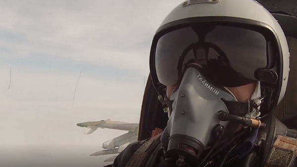 Así lleva al límite el piloto ruso de un Su-25SM las capacidades de su aeronave - Sputnik Mundo