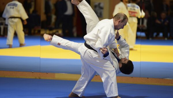 Vladímir Purin, presidente de Rusia, practicando judo - Sputnik Mundo
