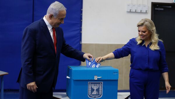 El primer ministro israelí, Benjamín Netanyahu y su esposa, Sara Netanyahu en las elecciones - Sputnik Mundo