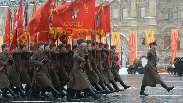 Militares en el uniforme de la URSS - Sputnik Mundo