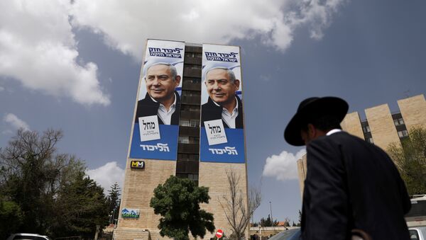 Póster preelectoral del partido Likud y su líder Benjamín Netanyahu - Sputnik Mundo