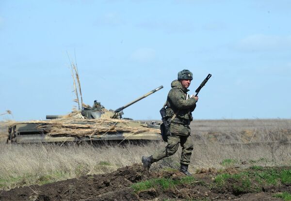 Ejercicios militares en Rusia de unidades de tanques y de la infantería mecanizada - Sputnik Mundo