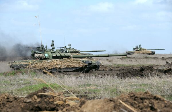 Ejercicios militares en Rusia de unidades de tanques y de la infantería mecanizada - Sputnik Mundo
