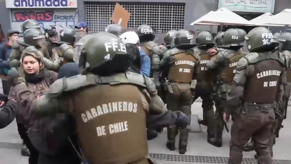 Violentos enfrentamientos entre estudiantes y policías en manifestaciones chilenas - Sputnik Mundo