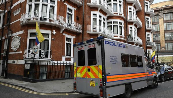 La Policía británica en la Embajada de Ecuador en Londres arresta a Assange - Sputnik Mundo
