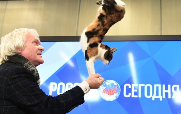 Yuri Kuklachov actúa con uno de sus gatos durante una conferencia de prensa en la sede de Sputnik, en Moscú - Sputnik Mundo