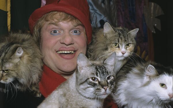 Yuri Kuklachov con algunos de sus gatos en 1993 - Sputnik Mundo