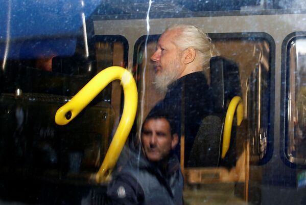 El fundador de WikiLeaks, Julian Assange, en una camioneta policial después de ser arrestado en la Embajada de Ecuador en Londres, el 11 de abril de 2019 - Sputnik Mundo