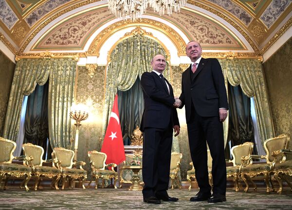 Vladímir Putin y Recep Tayyip Erdogan, presidentes de Rusia y Turquía, durante su encuentro bilateral en Moscú, el 8 de abril de 2019 - Sputnik Mundo