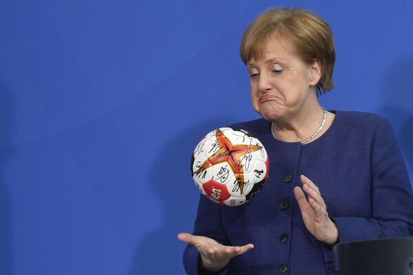 Angela Merkel, canciller de Alemania, sostiene una pelota de balonmano en Berlín, el 12 de abril de 2019 - Sputnik Mundo
