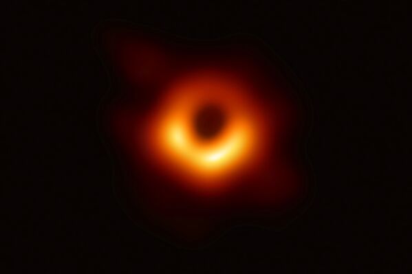 La primera foto de un agujero negro, tomada con una red global de telescopios, realizada por el proyecto Event Horizon Telescope (EHT) - Sputnik Mundo