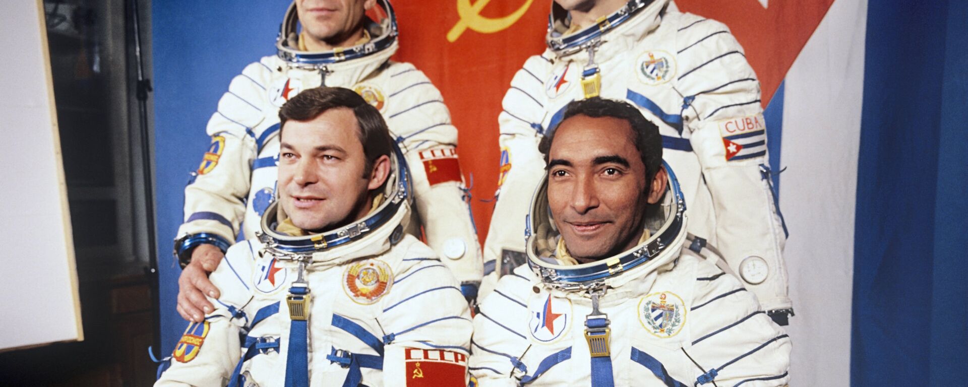 El cosmonauta Arnaldo Tamayo junto al héroe soviético, Yuri Romanenko, y sus traductores en la Tierra - Sputnik Mundo, 1920, 12.04.2019
