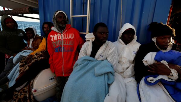 Migrantes rescatados por el barco 'Alan Kurdi' de la ONG alemana Sea Eye en Malta - Sputnik Mundo