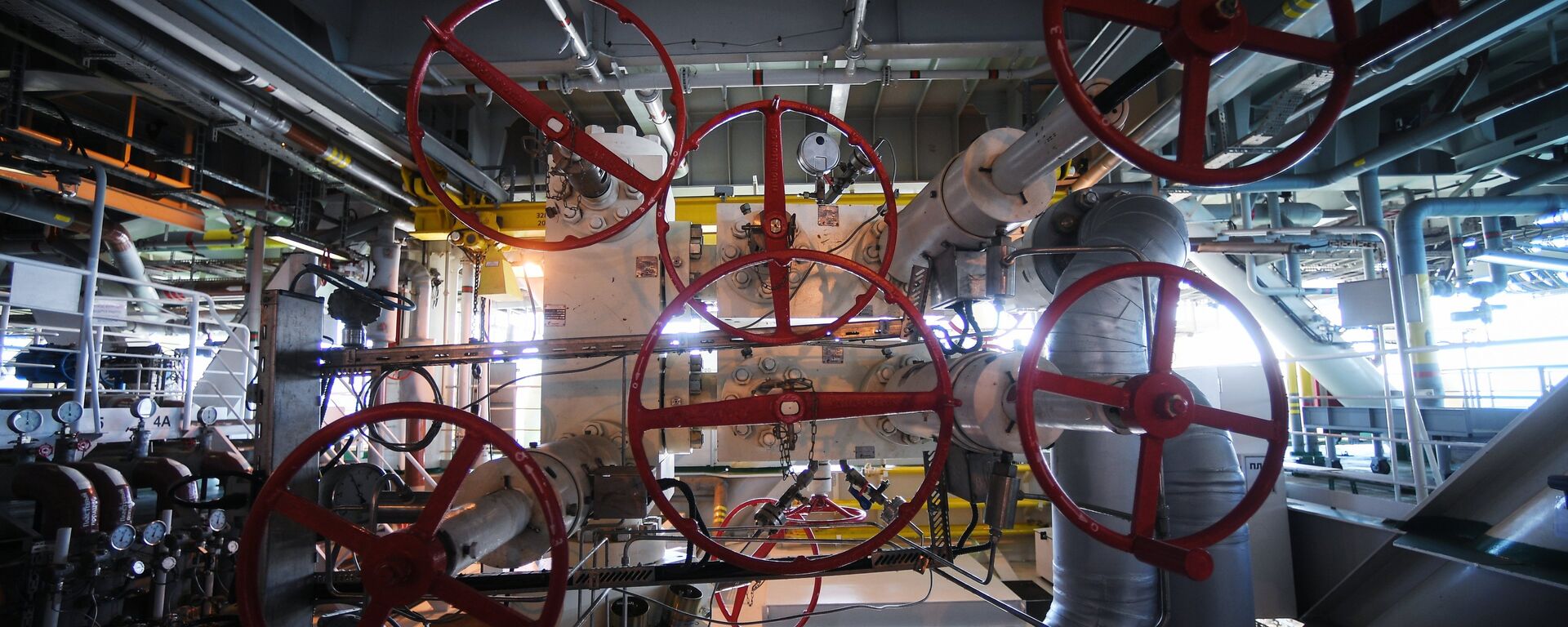 La maquinaria de una plataforma rusa instalada en un yacimiento de petróleo y gas - Sputnik Mundo, 1920, 11.04.2022