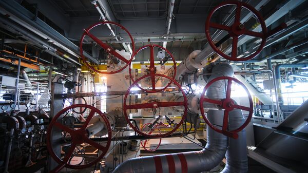 La maquinaria de una plataforma rusa instalada en un yacimiento de petróleo y gas - Sputnik Mundo