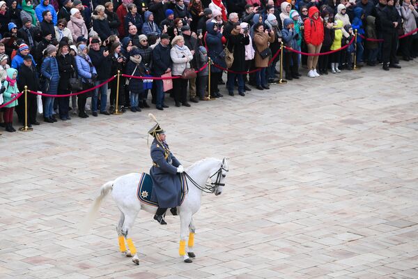 Así es la ceremonia de cambio de guardias en la plaza del Kremlin - Sputnik Mundo