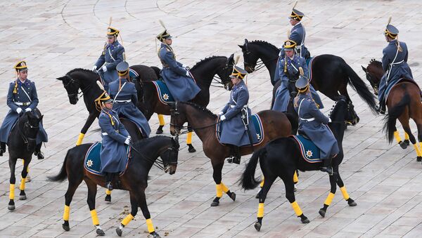 Así es la ceremonia de cambio de guardias en la plaza del Kremlin - Sputnik Mundo