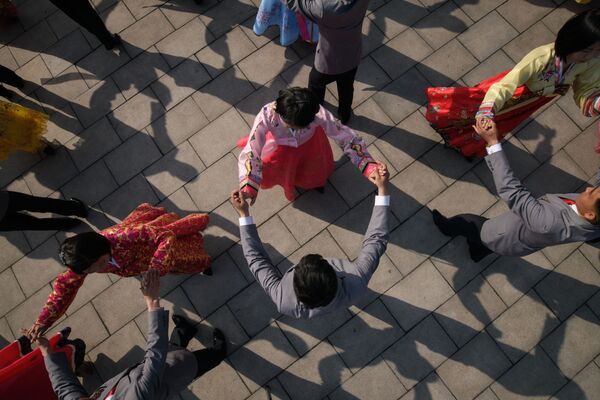 Lágrimas y bailes con motivo del Día del Sol en Corea del Norte - Sputnik Mundo