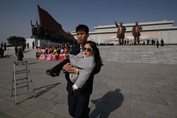 Lágrimas y bailes con motivo del Día del Sol en Corea del Norte - Sputnik Mundo