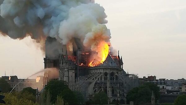 Incendio en la catedral parisina de Notre Dame - Sputnik Mundo