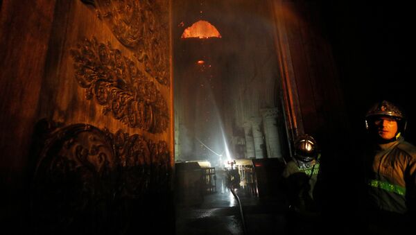 Los bomberos en Notre Dame - Sputnik Mundo