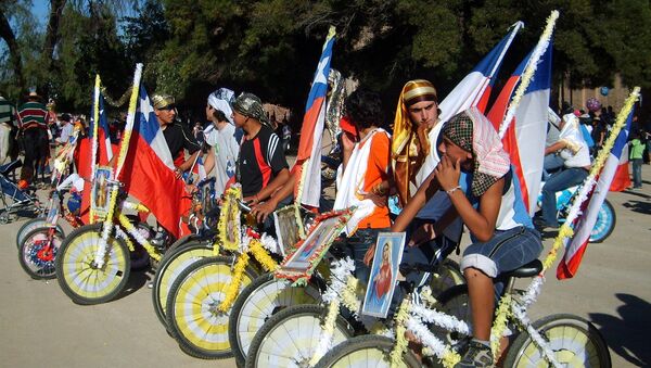 Ciclistas participantes del Cuasimodo, en el Templo Votivo de Maipú, Santiago de Chile - Sputnik Mundo