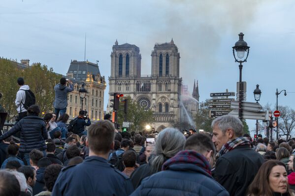 Arde Notre Dame - Sputnik Mundo