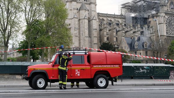 Los bomberos franceses cerca de la catedral Notre Dame - Sputnik Mundo
