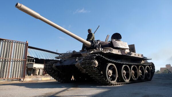 Un tanque del Ejército Nacional Libio (ENL) bajo el mando de Haftar - Sputnik Mundo