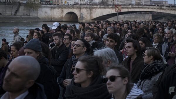 Gente reunida cerca de la catedral de Notre Dame - Sputnik Mundo