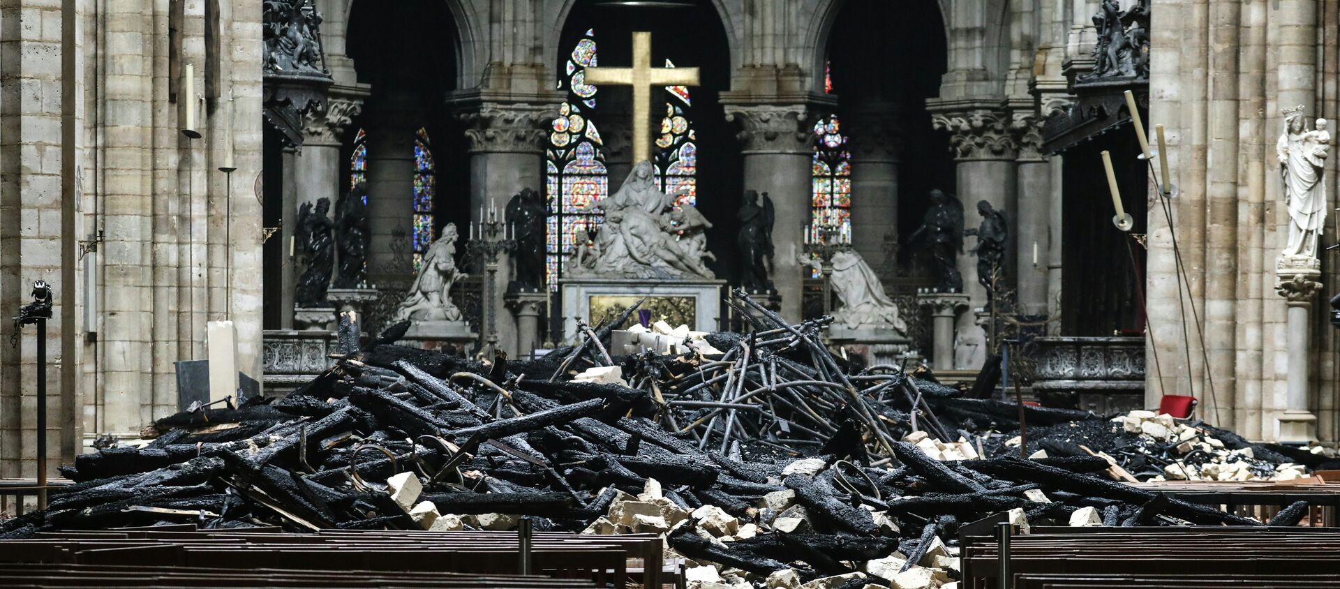 El interior de la catedral de Notre Dame de París tras el incendio - Sputnik Mundo, 1920, 16.04.2019