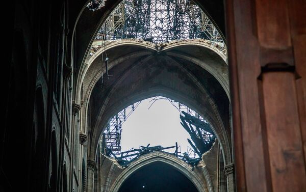 El techo de la catedral de Notre Dame tras el incendio - Sputnik Mundo