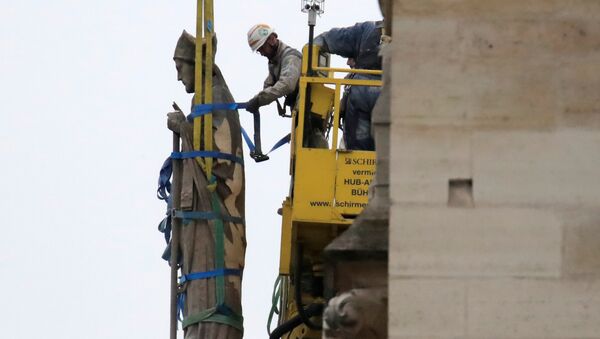 Un obrero trabaja en reparaciones de Notre Dame tras incendio del 15 de abril de 2019 - Sputnik Mundo