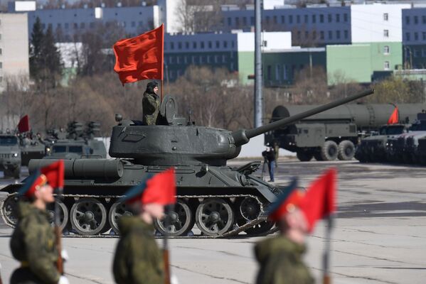 Танк Т-34 во время репетиции парада Победы на военном полигоне Алабино - Sputnik Mundo