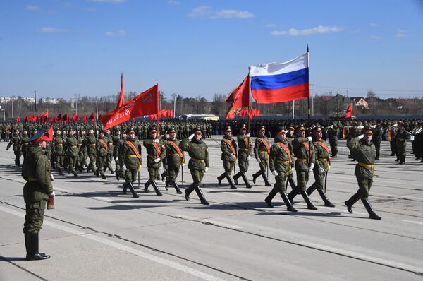 Военнослужащие во время репетиции парада Победы на военном полигоне Алабино - Sputnik Mundo