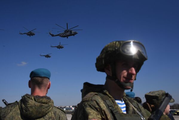 Тяжелый транспортный вертолёт Ми-26 и многоцелевые вертолёты Ми-8 на репетиции воздушной части парада Победы над военным полигоном Алабино - Sputnik Mundo