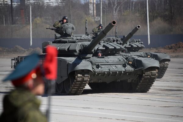 Основной боевой танк Т-72Б3 во время репетиции парада Победы на военном полигоне Алабино - Sputnik Mundo