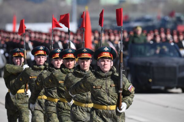 Военнослужащие во время репетиции парада Победы на военном полигоне Алабино - Sputnik Mundo