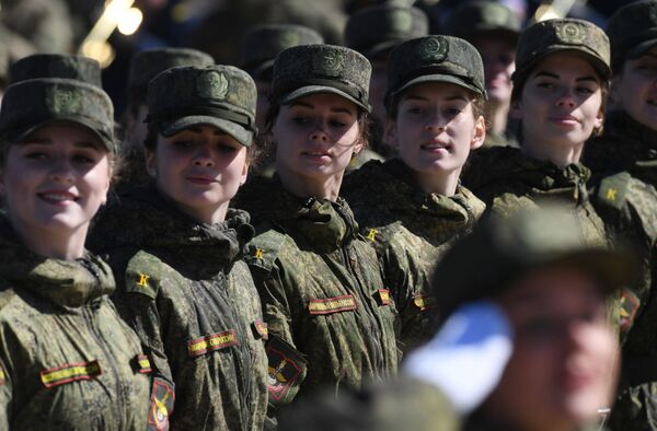 Курсантки во время репетиции парада Победы на военном полигоне Алабино - Sputnik Mundo