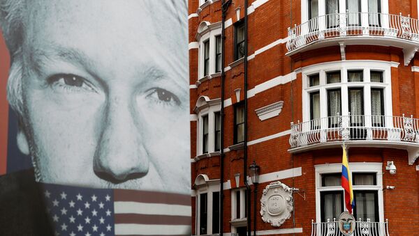 Retrato de Julian Assange cerca de la Embajada de Ecuador en Londres - Sputnik Mundo