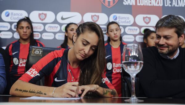 La jugadora argentina Macarena Sánchez firmó el 12 de abril un contrato profesional en el club de fútbol San Lorenzo  - Sputnik Mundo