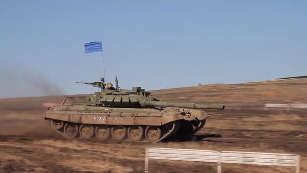 Sumérgete en la acción del biatlón de tanques en Rusia - Sputnik Mundo