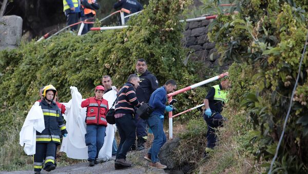 Equipos forense y de rescate tras el accidente de un autobús en Madeira, Portugal - Sputnik Mundo